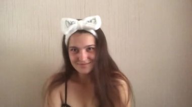 kafasına beyaz bir kozmetik bandaj kız