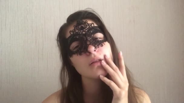 Hermosa Chica Con Máscara Encaje Cara Femenina Cerca — Vídeo de stock