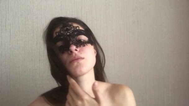 Hermosa Chica Con Máscara Encaje Cara Femenina Cerca — Vídeo de stock