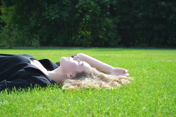 비즈니스 블랙 정장에 섹시한 젊은 여자는 누워 — 스톡 사진