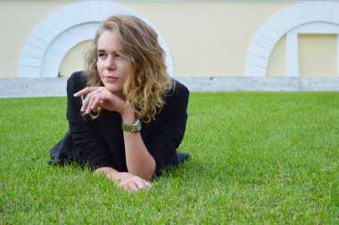 Bir iş siyah takım elbise li seksi bir genç kadın yatıyordu