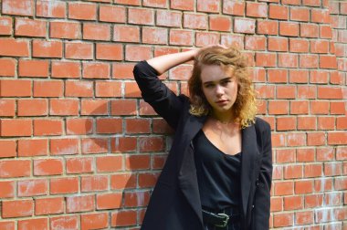 Bir iş siyah takım elbise seksi bir genç kadın duruyor