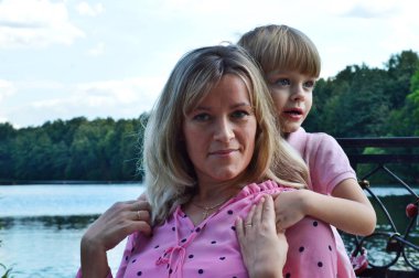 Annesiyle nehir kıyısında küçük bir çocuk..