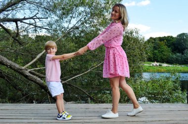 Annesiyle nehir kıyısında küçük bir çocuk..