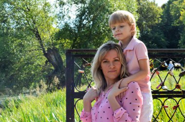 Annesiyle nehir kıyısında küçük bir çocuk..