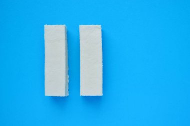 Kopyalama alanı olan mavi arkaplanda pastil. Düz ya da üst görünüm.