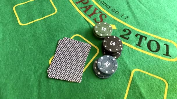 Kijken naar kaarten op een pokertafel. Poker chips op een groene tafel. — Stockvideo