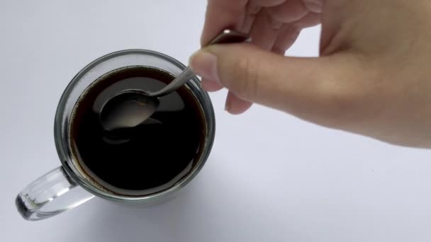 Personne main brassant café une tasse avec cuillère. Petit déjeuner matin d'une tasse de café — Video