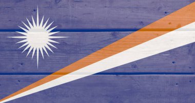 Ahşap zemin üzerine boyanmış Marshall Adaları bayrağı. Fırçalanmış doğal ışık düğümlü ahşap tahta doku. Marshall adalarının ahşap desenli arka plan bayrağı