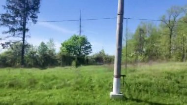 Tren penceresinden bak. Trenin dışından güzel kır manzaraları. Kırsal yeşil kırsal.