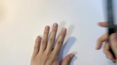 El manikürü ve tırnak törpüsü. Beyaz arkaplanı kapatın. Evdeki kaplıca.