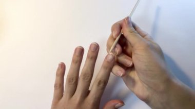 Tırnak manikürlü el manikürü. Beyaz arkaplanı kapatın. Evdeki kaplıca.