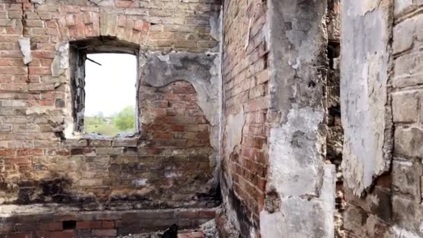 Сожженный Дом Пожаром Разрушенное Здание Внутри Катастрофа Война После Концепции — стоковое видео