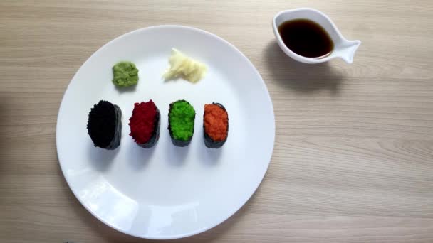 Ta sushi med händerna och doppa i sojasås — Stockvideo