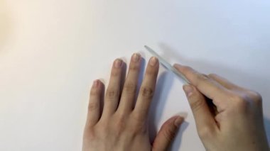 El manikürü ve tırnak törpüsü. Beyaz arkaplanı kapatın. Evdeki kaplıca