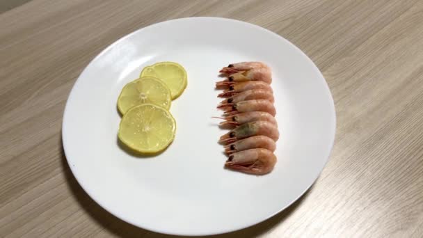 虾仁和切片柠檬放在白盘上 — 图库视频影像