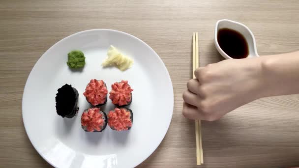 Sushi Satt Vit Tallrik Bakade Rullar Och Sushi Med Svart — Stockvideo