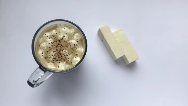 Xícara Café Com Marshmallows Canela Fundo Branco Quebra Pastilha — Vídeo de Stock