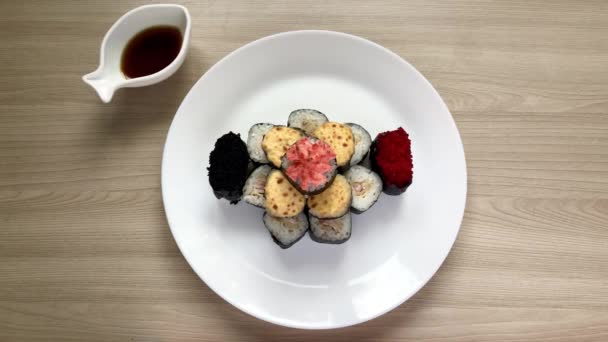 Sushi Een Wit Bord Rollen Sushi Gevouwen Vorm Van Een — Stockvideo