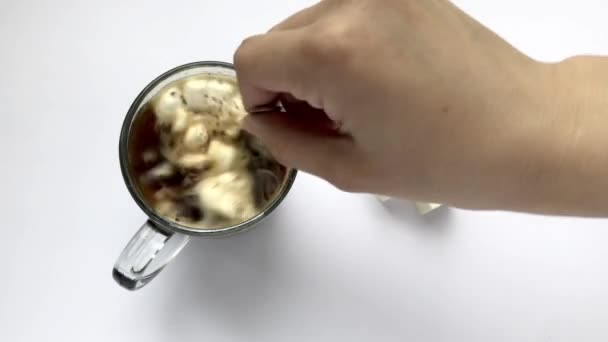 Bovenaanzicht Van Persoon Hand Roeren Koffie Met Marshmallows Een Kopje — Stockvideo