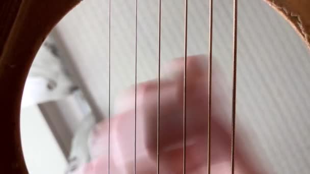 De cerca. Busque sus dedos en las cuerdas de la guitarra.Video dentro de la guitarra — Vídeos de Stock