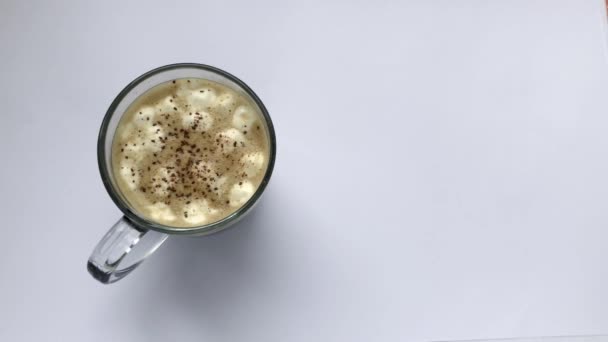 Tasse de café avec guimauves et cannelle. Jette des fleurs lilas sur la table — Video