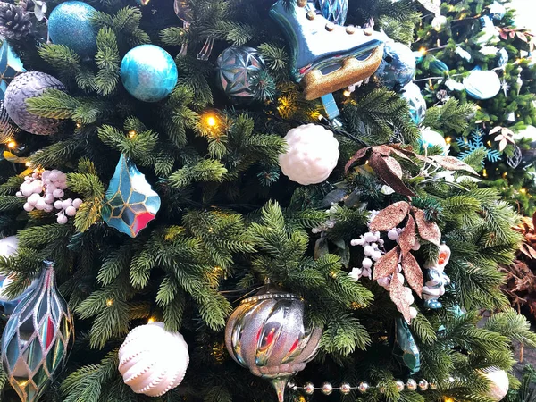 Árbol Navidad Con Juguetes Azules Blancos Tarjeta Navidad Con Decoración — Foto de Stock