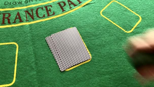 ポーカーテーブルでカードを再生します。緑のテーブルの上にポーカーチップのスタックを置きます。 — ストック動画