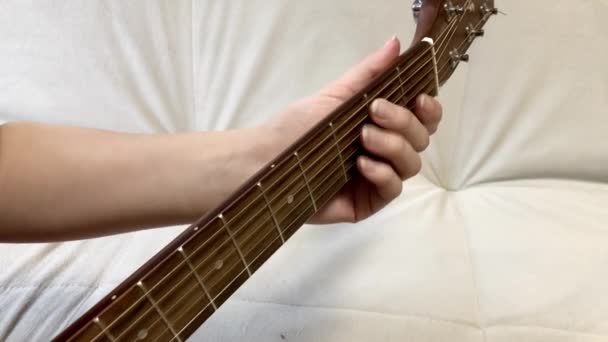 Fingersatz über die Saiten einer Gitarre. Bünde auf dem Griffbrett einer Gitarre sortieren — Stockvideo