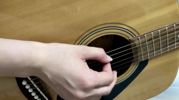 Fecha. Parte os dedos nas cordas da guitarra. — Vídeo de Stock