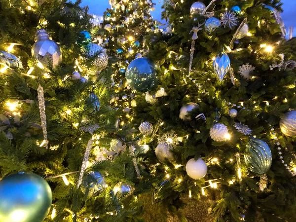 파란색 과 하얀색의 크리스마스 트리 흰색 과 파란색 디오르가 있는 크리스마스 카드 — 스톡 사진