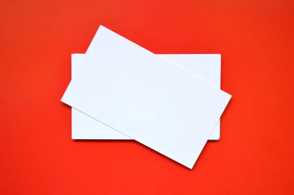 Wit Blanco Papier Een Rode Achtergrond — Stockfoto