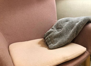 Lüks dairelerde gri ekoseli pembe şık koltuk.