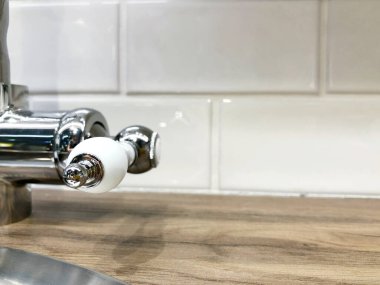 Çarmıha gerilme sıcak ve soğuk su ana şalteri.