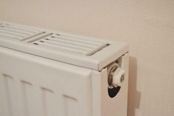 公寓里的白色散热器暖气管路电池 — 图库照片