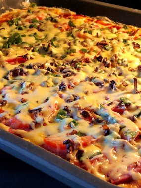 Pişirme çarşafında taze ev yapımı pizza..