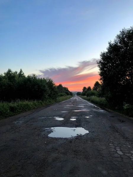 Розовый Закат Над Дорогой Летом Вертикальное Фото — стоковое фото