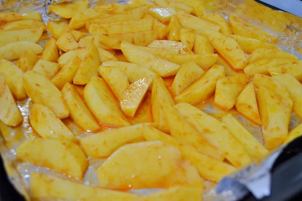 Pommes Terre Tranchées Avec Sel Sur Une Plaque Pâtisserie Gros — Photo