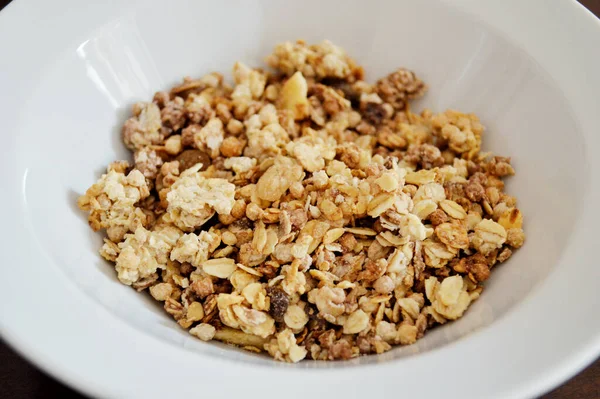 Muesli Seco Plato Blanco Sobre Una Mesa Madera Marrón — Foto de Stock