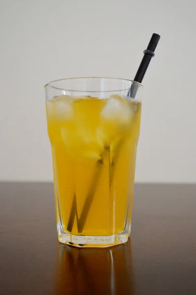 Glas Apelsinjuice Med Brunt Träbord — Stockfoto