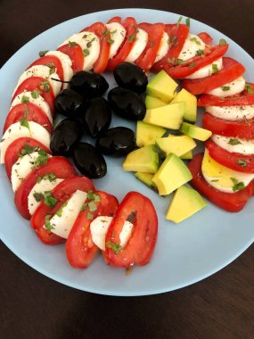 Peynirli, domatesli ve fesleğenli Caprese salatası