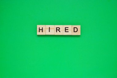 Sözüm söz. Ahşap bloklar ve yeşil arka planda harfler. Yeşil yüzeyde harfleri olan tahta blokların üst görünümü