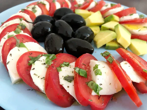 Caprese Salat Mit Mozarella Tomaten Und Basilikum — Stockfoto