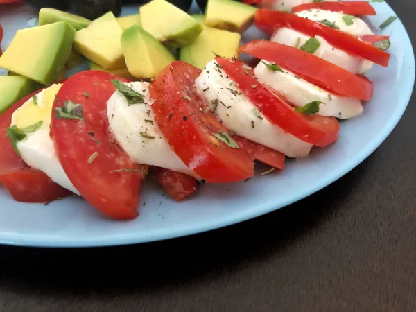 Salada Caprese Com Queijo Mozarella Tomate Manjericão — Fotografia de Stock