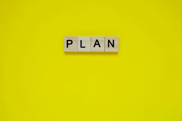Word Plan Holzblöcke Mit Schriftzug Auf Gelbem Hintergrund Ansicht Von — Stockfoto
