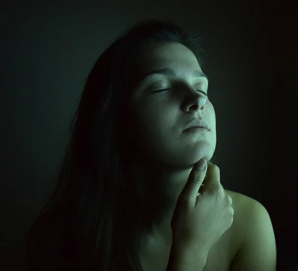 Fiatal Lány Sötét Hajjal Neonfényben Megvilágítva — Stock Fotó