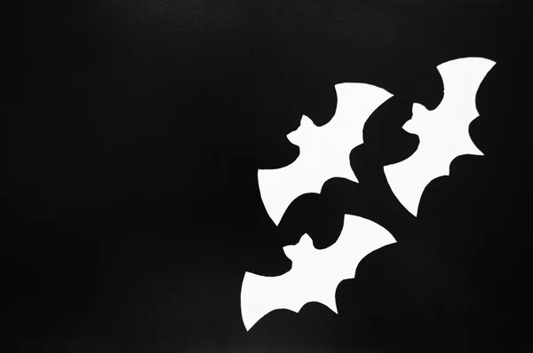 Білі Паперові Кажани Лежать Чорному Тлі — стокове фото