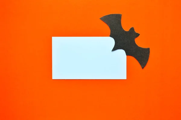 Murciélago Papel Negro Encuentra Sobre Fondo Naranja Con Maqueta Blanca — Foto de Stock