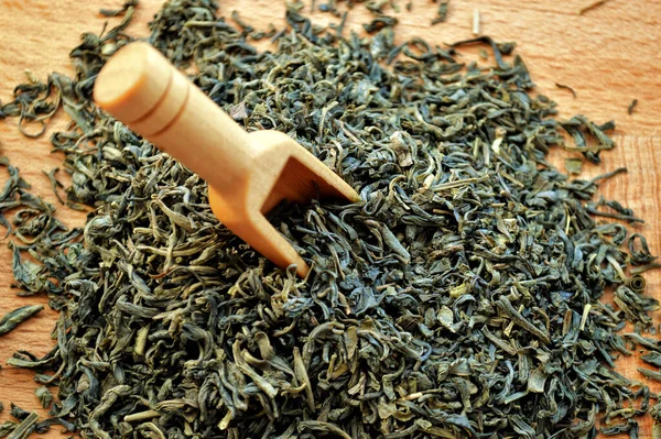 Holzlöffel Liegt Einem Haufen Losem Tee Auf Einem Hölzernen Hintergrund — Stockfoto