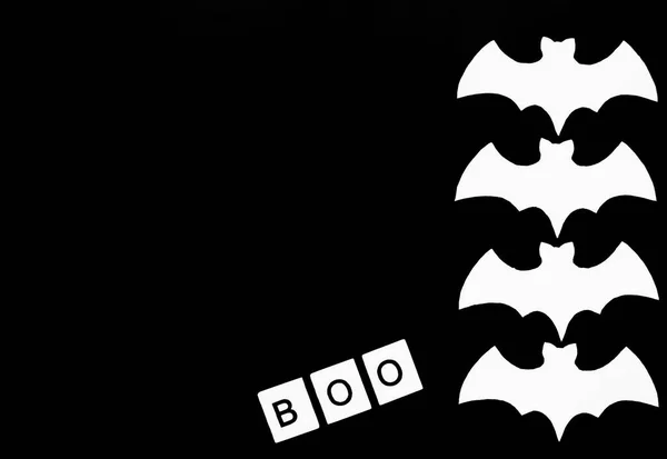 Fehér Papírdenevérek Fekszenek Fekete Háttérben Word Boo Fatömbök Betűkkel — Stock Fotó